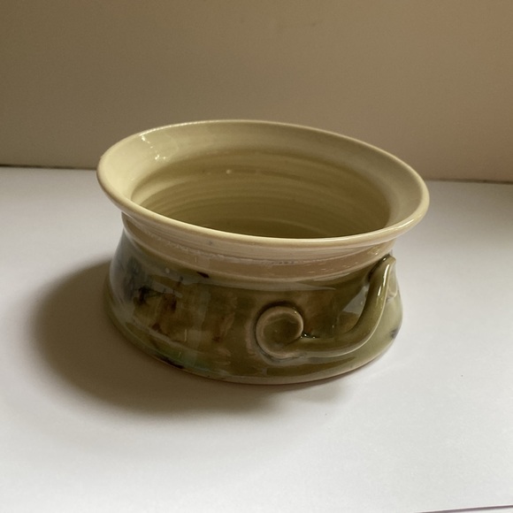 Vintage hand thrown pottery serving bowl. Perfect size for dips or snacks. . - Picture 2 of 9